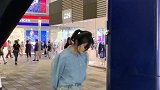 系鞋带从不弯腰的小姐姐，眼前这一幕，霸气侧漏啊！