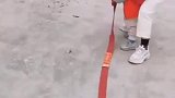 放鞭炮初生牛犊不怕虎，小时候的快乐很简单，胆子太