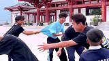 一群人玩老鹰捉小鸡，结果小鸡竟然跑丢了