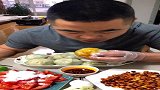 东北大哥吃包子，蘸点辣椒油真的太好吃了，网友：向往的生活！