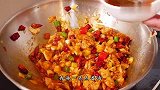 大厨揭秘宫保鸡丁经典做法，料汁调制是关键，鸡肉滑嫩，酸甜开胃