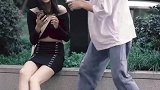猜猜小哥哥刚刚在干什么