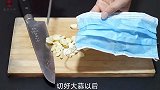 花露水倒在大蒜上，作用真棒，解决了很多家庭的烦恼