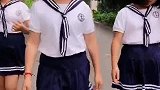 袖珍姐妹花走起路太非常自信，不输入任何一个闺蜜团！