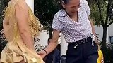 被自己子女看见不丢人吗？