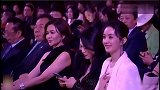 赵丽颖芭莎慈善夜，笑容太甜，镜头怼脸也超美，身材纤瘦让人心疼