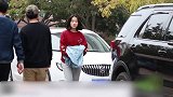 俩小伙恶搞路人，路过小姐姐的时候说，这是个美女！