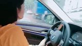 坐表姐的宝马回家，这一幕让我开眼了，双手打方向盘就是溜！