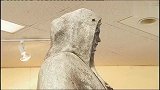 男子搞笑整蛊路人，对方帮忙拍苍蝇石像就倒了
