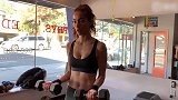小姐姐极品身材如何练成？手臂锻炼也不能落下