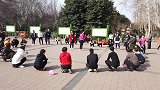 日本人逛中国公园，看到这一幕很疑惑：中国的老人都不用工作？