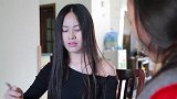 痴傻母亲不记事，女儿细心教导，妈妈的一个举动让人感动！