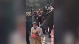 儿童足球比赛看台上父母大打出手 小男孩被吓得直喊爸爸