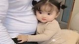 爸爸一回家，小宝宝就成这样，女儿不愧是爸爸小情人！