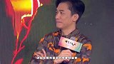 梁朝伟深夜携俩女助理吃西餐，与助理碰杯超亲切，端起酒一饮而尽