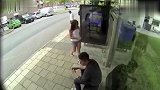 国外爆笑街头恶搞，把路人的肖像植入广告牌上，太坏了