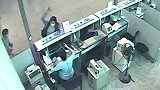女子误机大闹萧山机场 票甩工作人员撒气 派出所里满地打滚