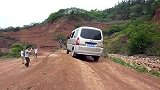 五菱面包车通过交叉轴路面