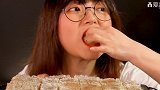 试吃4斤大蜂巢！味道和蜂蜜有什么区别？