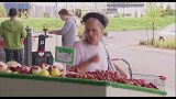 外国老奶奶在水果摊，随手拿着水果吃，报警器响了！