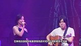 40岁李孝利太迷人，穿灰黑色工装上衣性感吸睛