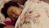 女儿瞒着爸妈半夜悄悄回家，想给他们惊喜：被爸妈的睡姿甜到了