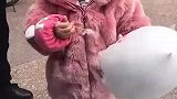 爸爸拍下女儿吃棉花糖