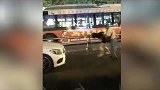 情侣街上撕打公交司机，路人帮求情