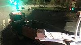 河南南阳两车相撞致重型半挂车坠桥 事故现场如“灾难片”