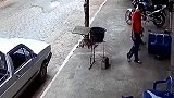 为什么他会被炸飞，监控拍下真相