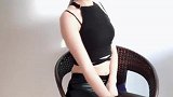 美女这身装扮，尽显人体美