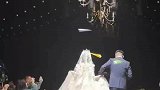 婚礼现场的祝福，众人扔上纸飞机