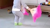 萌娃双手拿扇跳二人转，这一看就是奶奶带大的