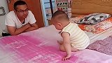 1岁的儿子和爸爸一起玩耍，爸爸的一个动作，竟把儿子吓成这样！