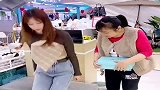 售货员吓坏了，以为以旧换新的，美女试鞋法太逗人了！