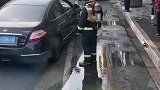 母亲偶遇当消防员的儿子出警