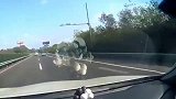 不愧是霸道，忽然变道刹车，逼翻五菱神车扬长而去