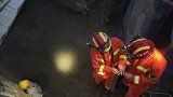 安徽六安一工地发生塌方3工人被埋 消防员调用挖掘机施救