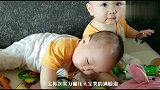 哥哥满脸的委屈和无奈，抢不过也打不过，好难过
