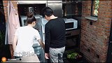 郎朗相帮吉娜家务，吉娜直接把他推走，太宠郎朗了