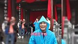 王婆赵梅抵达江西排场大，被路人围堵媒体采访，专人打伞为人亲和