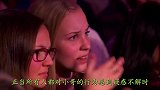 中国民间牛人表演“生吞刀片”，老外全程震惊脸，台下惊呼不断！