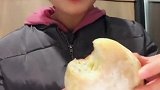 感觉这个小姐姐吃面包一点都不讲究，吃的嘴唇上都是