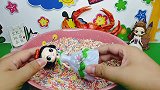 贝儿给白雪铺了个糖果床！