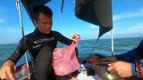 外海钓鱼遭遇大货切线，阿锋来火冲下海底，一条巨物被拖出水面