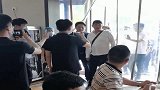 大衣哥来饭店吃饭，大家粉丝都围着他拍视频，真热闹！