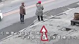 监控曝光！摩托车驾驶员迎面撞上工人抬的钢管，致前额粉碎性骨折