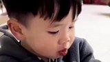 人类幼崽第一次吃辣条，过不过瘾看表情就知道了