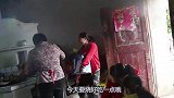 胖姐家聚餐，婶婶做了一桌鸡鱼鸭肉，4代同堂边吃边聊，真温馨！