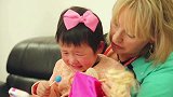中国孩子被外国家庭收养时，十个有九个在哭，现场好混乱